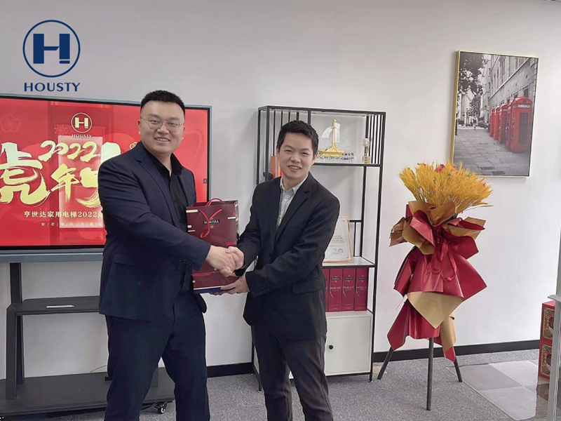 感谢所有的客户长期以来对Housty·亨世达家用电梯的大力支持与厚爱 感谢所有的客户长期以来对Housty·亨世达家用电梯的大力支持与厚爱